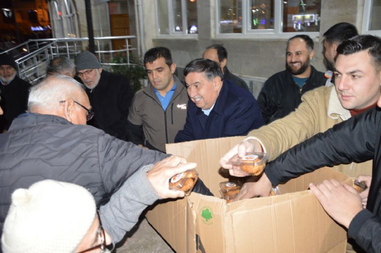 Ragaip Kandili Münasebetiyle Kevser Camii Çıkışında Hemşehrilerimiz ile Bir Araya Gelerek Kandilleştik Akabinde İkramlarda Bulunduk.