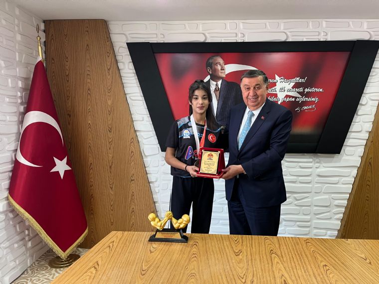 Havza’nın Bileği Bükülmüyor: Altın Kızlardan Tarihi Başarı !