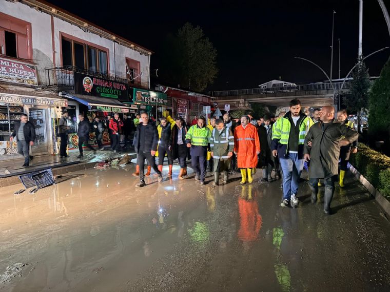 İlçemizde Yaşanan Sel Felaketinin Ardından 7/24 Sahada Çalışmalar Devam Etmektedir.