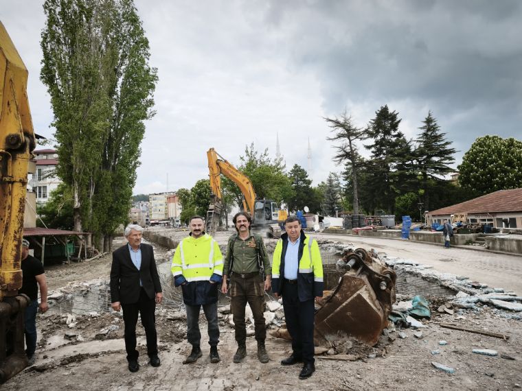 İlçemizde Meydana Gelen Sel Felaketi Sonrası Çalışmalarımız Devam Ediyor. Kaymakamımız Sn. Mustafa Ayvat ve Belediye Meclis Üyelerimiz ile Birlikte Yapılan Çalışmaları Yerinde İnceledik.