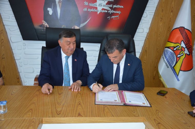 Havza Belediyemiz ile Kapaklı Belediyesi Arasında, Şehirlerimiz Arasındaki Dayanışmayı ve İş Birliğini Güçlendirecek Kardeş Şehir Protokolünü İmzaladık. Bu Anlamlı İş Birliğinin; Kültürel, Sosyal, Ekonomik ve Belediyecilik Alanlarında Karşılıklı Tecrübe Paylaşımına Katkı Sağlamasını Temenni Ediyorum. İlçemizi Ziyaret Ederek Bizleri Onurlandıran Sn. Mustafa Çetin Başkanımıza ve Beraberindeki Ak Parti Kapaklı İlçe Başkanı Sn. Dursun Tekin, Meclis Üyeleri Sn. Mahmut Dağlı ve Sn. Yusuf Yavuz’a Teşekkür Ediyor, İmzaladığımız Kardeş Şehir Protokolünün Her İki Belediyemiz İçin De Hayırlı Olmasını Diliyorum.