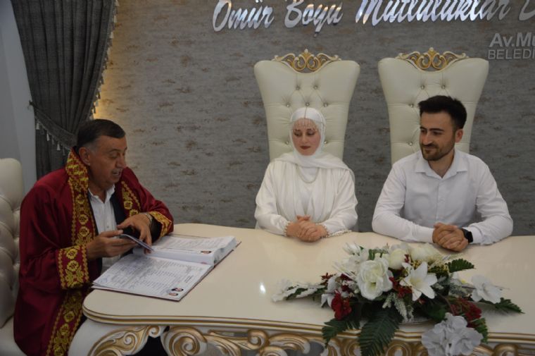 Çiftimize Bir Ömür Boyu Mutluluklar Dilerim.